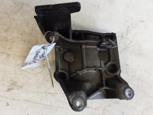 Gebruikte Dynamosteun boven Lexus IS (E2) 200 2.0 24V Prijs op aanvraag aangeboden door Autodemontagebedrijf Smit