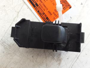 Gebruikte Raam schakelaar elektrisch Lexus IS (E2) 200 2.0 24V Prijs € 25,00 Margeregeling aangeboden door Autodemontagebedrijf Smit