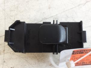 Gebruikte Raam schakelaar elektrisch Lexus IS (E2) 200 2.0 24V Prijs € 25,00 Margeregeling aangeboden door Autodemontagebedrijf Smit