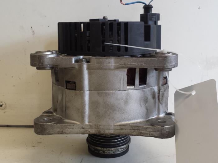 Gebruikte Dynamo Volkswagen Passat Variant (3B6) 1.9 TDI 100 Prijs € 45,00 Margeregeling aangeboden door Autodemontagebedrijf Smit