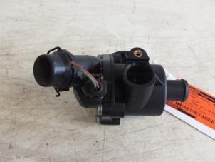 Gebruikte Thermostaathuis Volkswagen Passat Variant (3B6) 2.0 20V Prijs € 45,00 Margeregeling aangeboden door Autodemontagebedrijf Smit