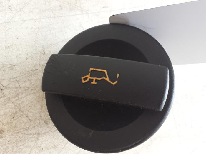 Gebruikte Oliedop Volkswagen Passat Variant (3B6) 2.0 20V Prijs € 10,00 Margeregeling aangeboden door Autodemontagebedrijf Smit