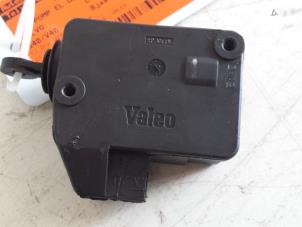 Gebruikte Deurvergrendeling Vacuumpomp Elektrisch Volvo V40 (VW) 1.6 16V Prijs op aanvraag aangeboden door Autodemontagebedrijf Smit