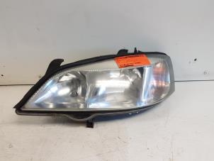 Gebruikte Linker Koplamp Opel Astra G (F08/48) 1.6 16V Prijs € 25,00 Margeregeling aangeboden door Autodemontagebedrijf Smit