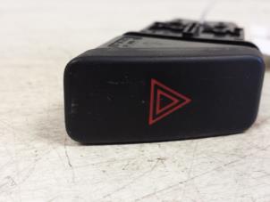 Gebruikte Paniekverlichtings Schakelaar Mazda 323 Fastbreak (BJ14) 1.5 LX,GLX 16V Prijs € 10,00 Margeregeling aangeboden door Autodemontagebedrijf Smit