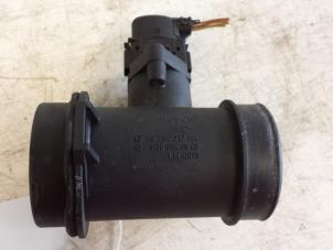 Gebruikte Luchtmassameter Mercedes CLK (C208) 2.0 200 16V Prijs € 65,00 Margeregeling aangeboden door Autodemontagebedrijf Smit