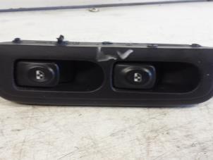 Gebruikte Ruit schakelaar elektrisch Renault Clio II (BB/CB) 1.4 Prijs € 20,00 Margeregeling aangeboden door Autodemontagebedrijf Smit