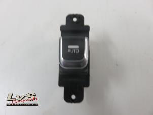 Gebruikte Raam schakelaar elektrisch Kia Carens IV (RP) Prijs op aanvraag aangeboden door LvS Carparts