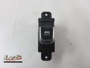 Gebruikte Raam schakelaar elektrisch Kia Carens IV (RP) Prijs op aanvraag aangeboden door LvS Carparts