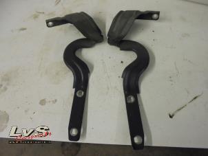 Gebruikte Motorkap Scharnier Seat Alhambra (7N) 1.4 TSI 16V Prijs € 20,00 Margeregeling aangeboden door LvS Carparts