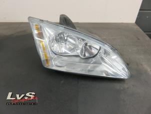 Gebruikte Koplamp rechts Ford Focus 2 1.6 16V Prijs € 40,00 Margeregeling aangeboden door LvS Carparts