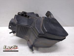 Gebruikte Luchtfilterhuis Renault Twingo III (AH) 1.0 SCe 70 12V Prijs € 20,00 Margeregeling aangeboden door LvS Carparts