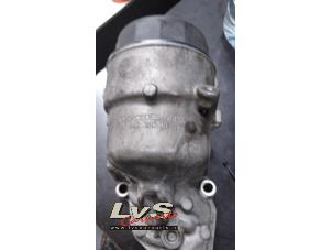 Gebruikte Oliefilterhuis Mercedes ML II (164/4JG) 3.0 ML-320 CDI V6 24V Prijs € 20,00 Margeregeling aangeboden door LvS Carparts