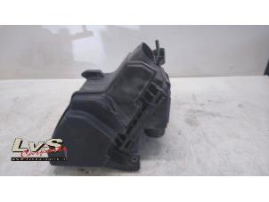 Gebruikte Luchtfilterhuis Renault Twingo III (AH) 1.0 SCe 70 12V Prijs € 20,00 Margeregeling aangeboden door LvS Carparts