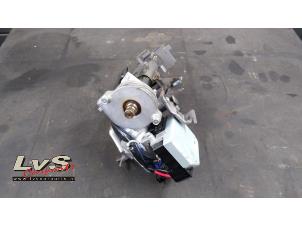 Gebruikte Servo Elektrisch Nissan Juke (F15) 1.6 DIG-T 16V 4x4 Prijs € 200,00 Margeregeling aangeboden door LvS Carparts