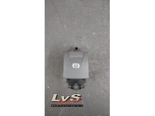 Gebruikte Schakelaar handrem Renault Scénic III (JZ) 1.2 16V TCe 115 Energy Prijs € 15,00 Margeregeling aangeboden door LvS Carparts