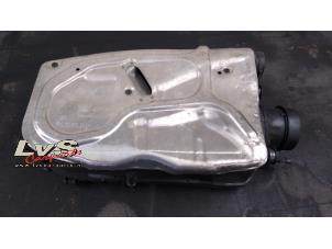 Gebruikte Luchtfilterhuis Mercedes E Estate (S212) E-200 CDI 16V BlueEfficiency,BlueTEC Prijs € 29,00 Margeregeling aangeboden door LvS Carparts