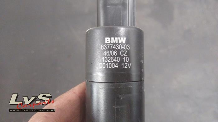 Pomp koplampsproeier van een BMW 3 serie (E90) 320i 16V 2006