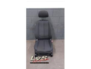 Gebruikte Voorstoel rechts Kia Carens III (FG) 2.0 CRDI VGT 16V Prijs € 75,00 Margeregeling aangeboden door LvS Carparts