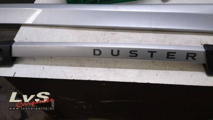 Dakrail links van een Dacia Duster (HS) 1.5 dCi 2016