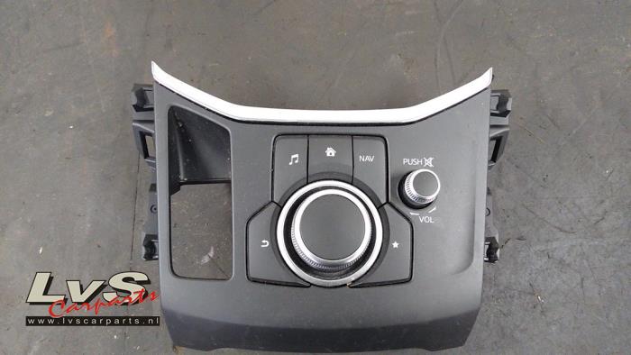 I-Drive knop van een Mazda CX-5 (KF) 2.0 SkyActiv-G 165 16V 2WD 2020
