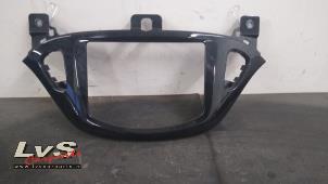 Gebruikte Radio omlijsting Opel Adam 1.4 16V Prijs € 20,00 Margeregeling aangeboden door LvS Carparts