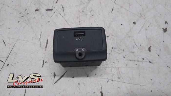 AUX/USB aansluiting van een Fiat Ducato (250) 2.3 D 130 Multijet 2015
