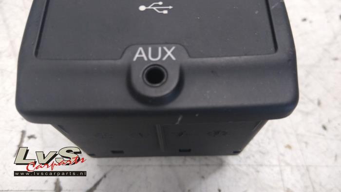 AUX/USB aansluiting van een Fiat Ducato (250) 2.3 D 130 Multijet 2015