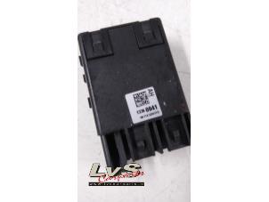 Gebruikte AUX/USB aansluiting Opel Astra J Sports Tourer (PD8/PE8/PF8) 1.7 CDTi 16V Prijs € 15,00 Margeregeling aangeboden door LvS Carparts