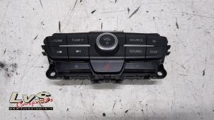 Gebruikte Radiobedienings paneel Ford Focus 3 Wagon 1.0 Ti-VCT EcoBoost 12V 125 Prijs € 30,00 Margeregeling aangeboden door LvS Carparts
