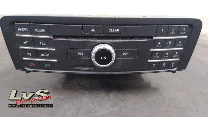 Radio CD Speler van een Mercedes-Benz A (W176) 1.6 A-160 16V 2016