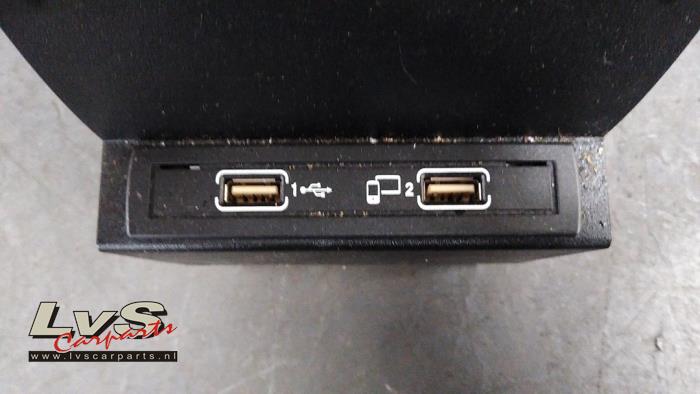 AUX/USB aansluiting van een Mercedes-Benz A (W176) 1.6 A-160 16V 2016