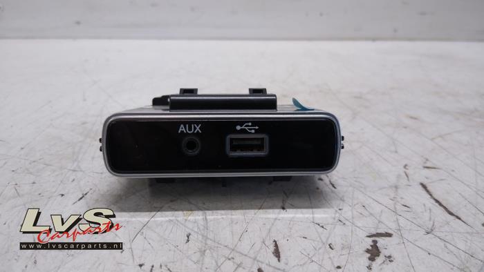 AUX/USB aansluiting van een Fiat 500X (334) 1.4 Multi Air 16V 2016