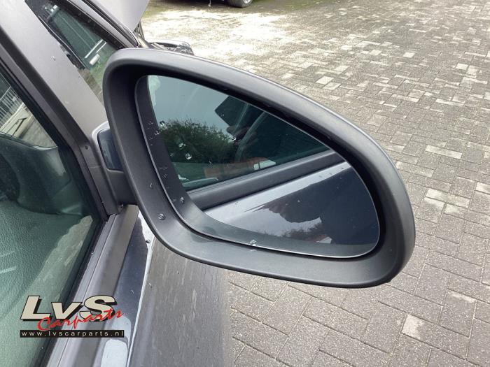 Buitenspiegel rechts van een Opel Astra J Sports Tourer (PD8/PE8/PF8) 1.6 CDTI 16V 2016