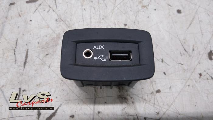 AUX/USB aansluiting van een Renault Scénic III (JZ) 1.5 dCi 110 2010