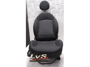 Gebruikte Voorstoel rechts Mini Mini (R56) 1.6 16V Cooper Prijs € 75,00 Margeregeling aangeboden door LvS Carparts