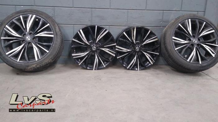 Nissan Qashqai Set of wheels + tyres