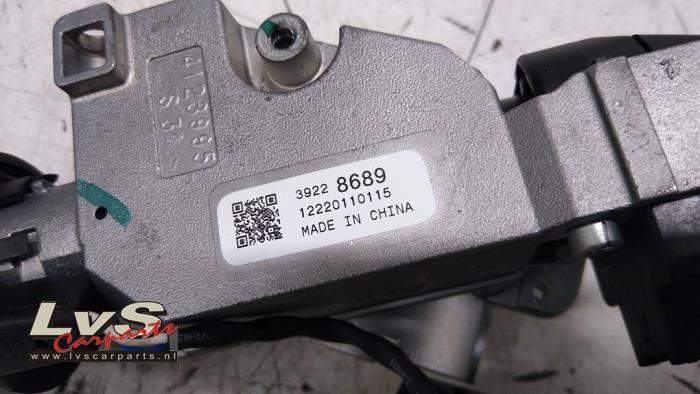 Kontaktslot+Sleutel van een Opel Astra K 1.2 Turbo 12V 2021