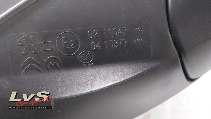 Spiegel Buiten links van een Citroën C3 (SX/SW) 1.2 12V e-THP PureTech 110 2016