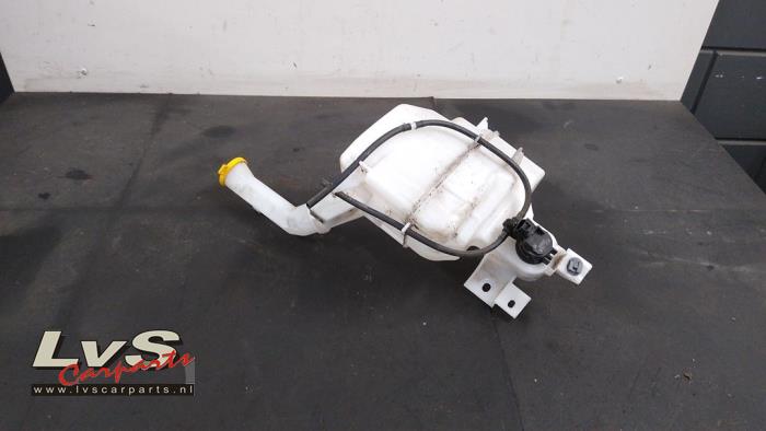 Mazda 3. Ruitensproeiertank voor