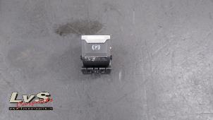 Gebruikte Schakelaar handrem Peugeot 3008 II (M4/MC/MJ/MR) 1.5 BlueHDi 130 Prijs € 15,00 Margeregeling aangeboden door LvS Carparts