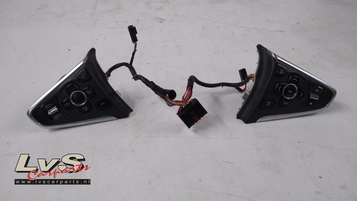 Opel Insignia Steering wheel mounted radio control