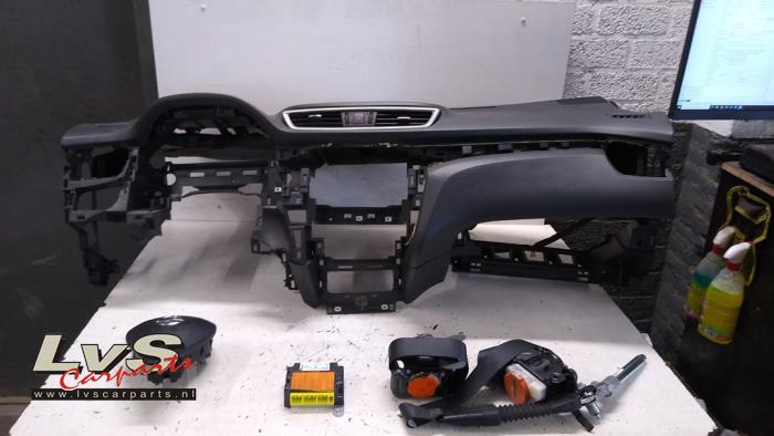 Nissan Qashqai Airbag set + dashboard