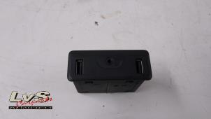 Gebruikte AUX/USB aansluiting Renault Kadjar (RFEH) 1.2 Energy TCE 130 Prijs € 50,00 Margeregeling aangeboden door LvS Carparts