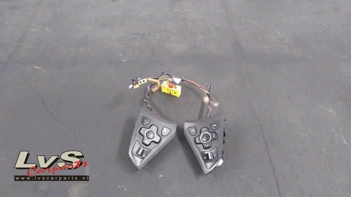 Opel Astra Steering wheel mounted radio control