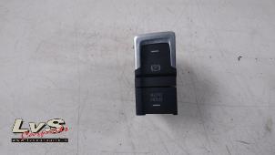 Gebruikte Handrem schakelaar Volkswagen Golf Sportsvan (AUVS) 1.2 TSI 16V BlueMOTION Prijs € 15,00 Margeregeling aangeboden door LvS Carparts