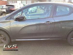 Gebruikte Portier 2Deurs links Peugeot 208 I (CA/CC/CK/CL) 1.2 Vti 12V PureTech 82 Prijs € 225,00 Margeregeling aangeboden door LvS Carparts