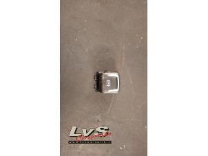 Gebruikte Handrem schakelaar Opel Corsa F (UB/UH/UP) 1.2 Turbo 12V 100 Prijs € 10,00 Margeregeling aangeboden door LvS Carparts