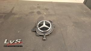 Gebruikte Achterklep Handgreep Mercedes CLA (118.3) 1.3 CLA-250 e Turbo 16V Prijs € 100,00 Margeregeling aangeboden door LvS Carparts