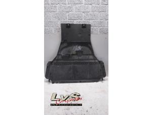 Gebruikte Beschermplaat bodem Renault Megane III Grandtour (KZ) 1.2 16V TCE 130 Prijs € 50,00 Margeregeling aangeboden door LvS Carparts